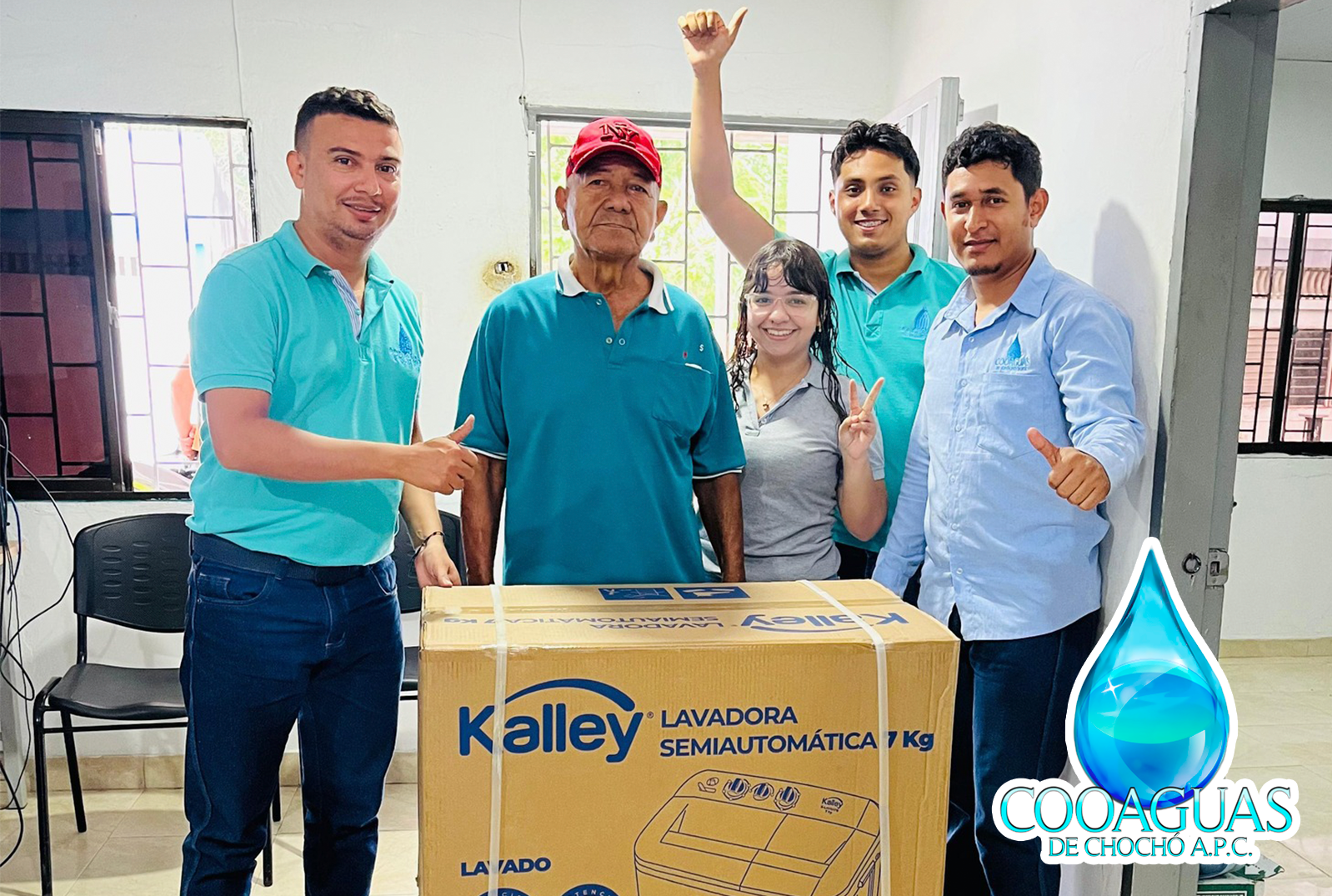 Entrega de lavadora al feliz ganador