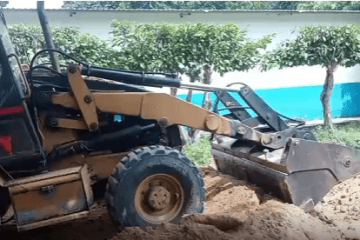 Maquinaria de excavación en Cooaguas de Chochó A.P.C. para proyectos de agua potable y saneamiento.