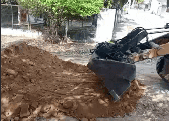 Excavadora en acción en Cooaguas de Chochó A.P.C. para proyectos de agua potable y saneamiento.